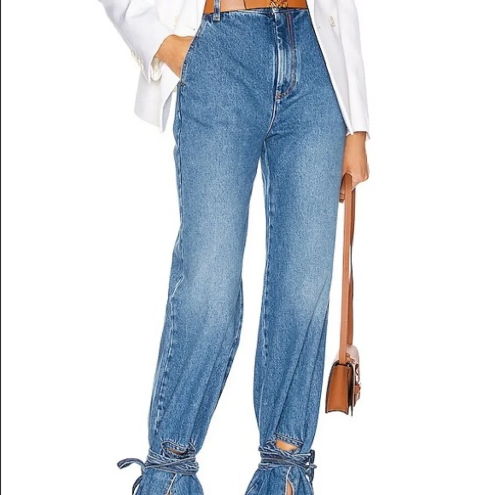 Loewe - Picture 2 of 9